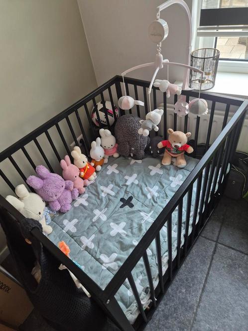 Mat zwarte box hout op wieltjes, Kinderen en Baby's, Boxen, Zo goed als nieuw, Rechthoekig, In hoogte verstelbaar, Boxkleed, Wieltjes