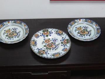 3 Delfts aardewerk borden in polychroom florale schildering beschikbaar voor biedingen