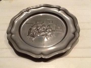 Antiek tinnen wandbord met tafereel, echt engeltjestin beschikbaar voor biedingen