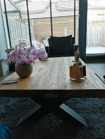 mooie zware tafel beschikbaar voor biedingen