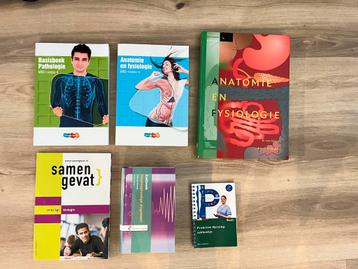 Verschillende verpleegkundige boeken beschikbaar voor biedingen