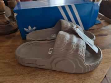 Adidas slippers beschikbaar voor biedingen