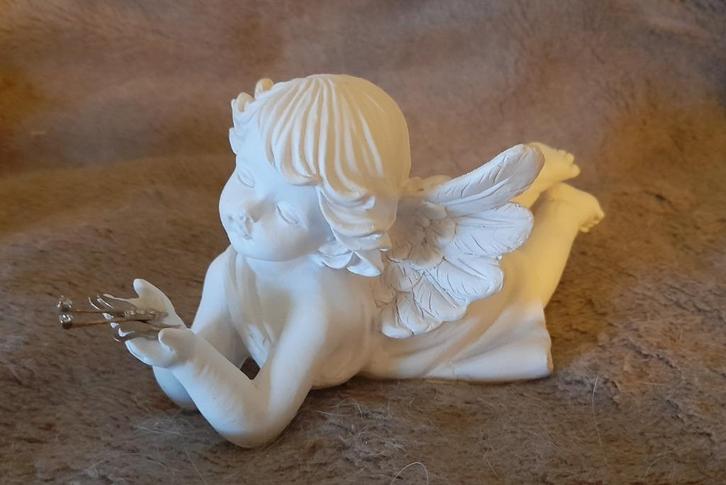 Beeldje engel met vlinder in handen, Verzamelen, Beelden en Beeldjes, Gebruikt, Fantasy, Ophalen of Verzenden
