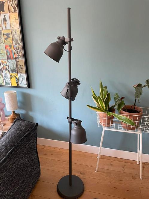 Staande lamp Hektar Ikea donkergrijs 3 spots, Huis en Inrichting, Lampen | Vloerlampen, Gebruikt, 150 tot 200 cm, Metaal, Ophalen