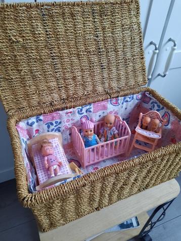 Rieten mand met poppen spullen. beschikbaar voor biedingen