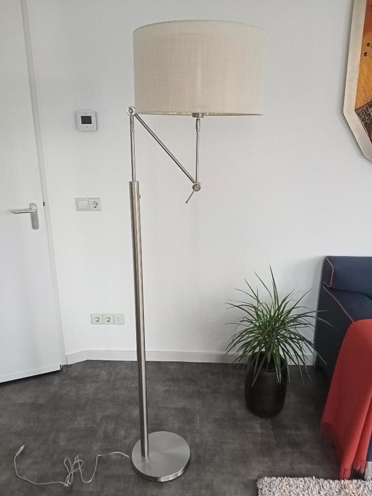 Vloerlamp (Magna) - mat chroom, Huis en Inrichting, Lampen | Vloerlampen, Zo goed als nieuw, 150 tot 200 cm, Metaal, Stof, Ophalen