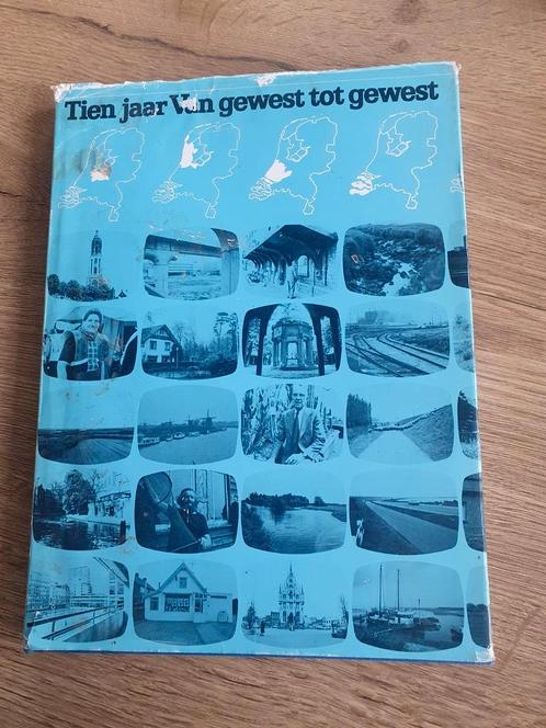 Tien jaar van gewest tot gewest Het Spectrum Utrecht/Antwerp, Boeken, Geschiedenis | Stad en Regio, Zo goed als nieuw, 20e eeuw of later