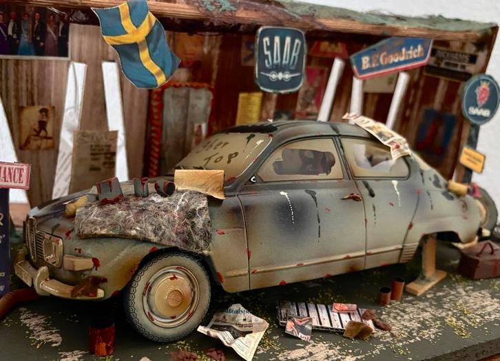 SAAB 96  1:18  Uniek Model , In een Bijzondere opstelling, Hobby en Vrije tijd, Modelauto's | 1:18, Zo goed als nieuw, Overige merken