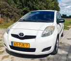 Toyota Yaris 1.0 12V Vvt-i 5DR 2011 Wit, Auto's, Toyota, Voorwielaandrijving, Stof, 750 kg, Wit