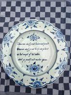 Delfts blauw wandbord met spreuk. 33 cm., Ophalen of Verzenden