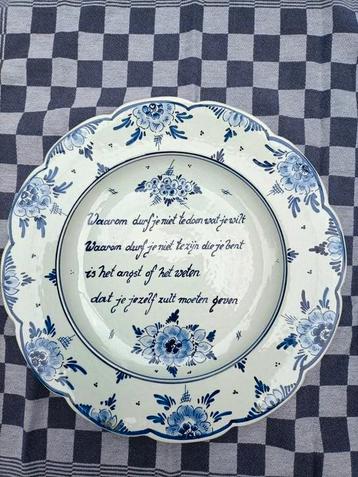 Delfts blauw wandbord met spreuk. 33 cm. beschikbaar voor biedingen