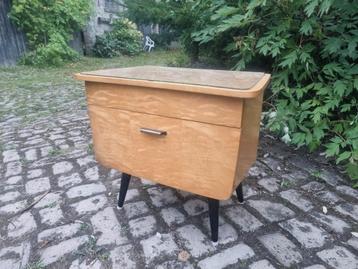 Vintage Nachtkastje Jaren 60/70 beschikbaar voor biedingen