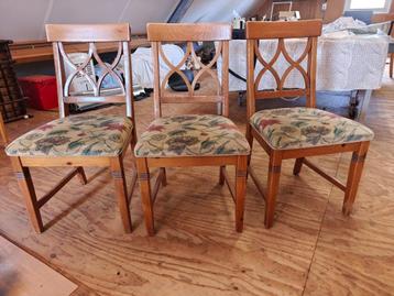 Vintage eetkamerstoelen beschikbaar voor biedingen