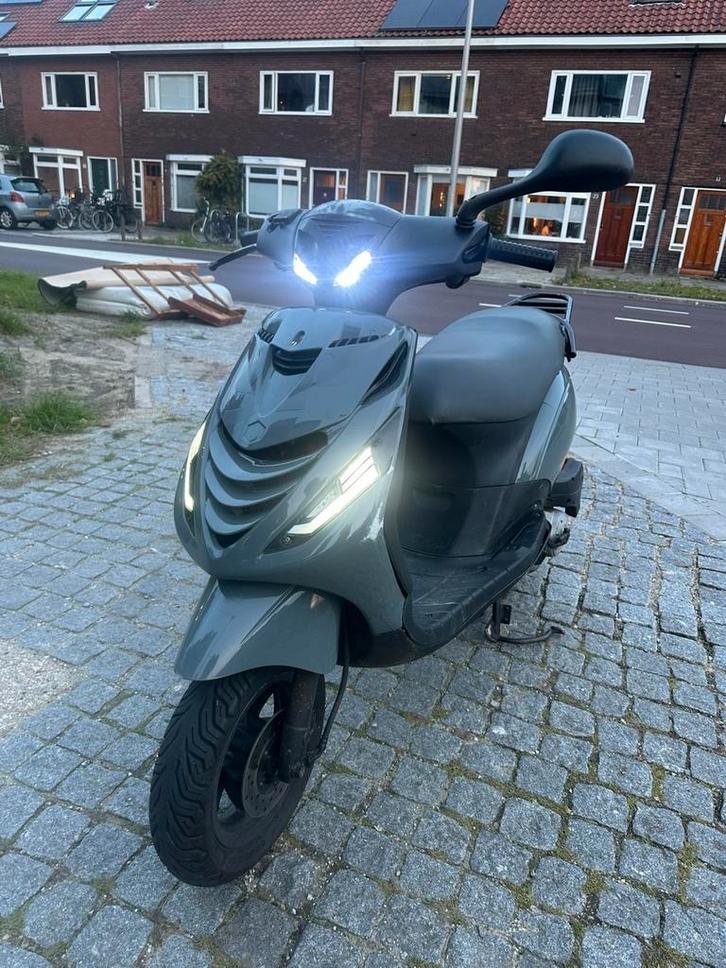 Piaggio zip 4t, Fietsen en Brommers, Scooters | Piaggio, Zo goed als nieuw, Zip, Benzine, Ophalen