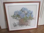 Geborduurd schilderij met pot met blauwe Hortensia's, Gebruikt, Ophalen of Verzenden, Schilderij, 50 tot 75 cm