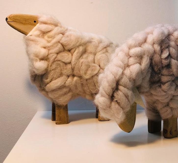 Twee decoratie schaapjes, met wol, en houten kop en pootjes, Huis en Inrichting, Woonaccessoires | Overige, Zo goed als nieuw
