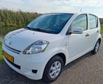 Daihatsu Sirion 1.0 51KW 2008 Wit, Nieuwe APK en beurt, Auto's, Voorwielaandrijving, Stof, Wit, Handgeschakeld