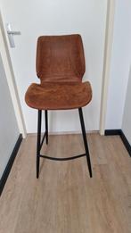 Twee bruine krukken  met rugleuning, Huis en Inrichting, Barkrukken, Ophalen, Met voetsteun, 60 tot 90 cm, Zo goed als nieuw