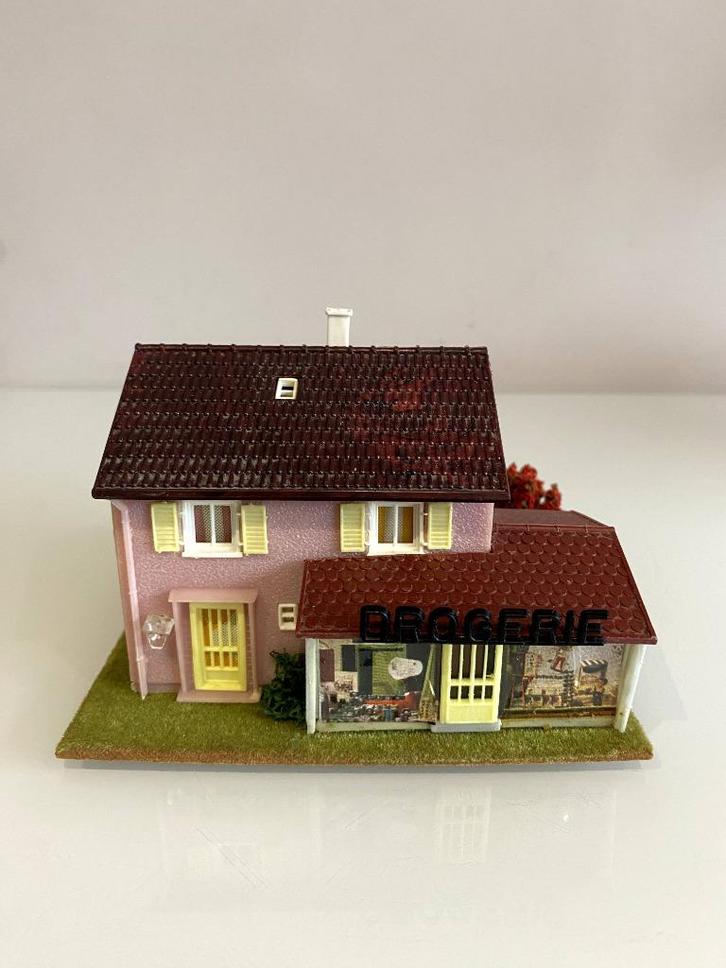HO winkel drogisterie met woonhuis (705), Hobby en Vrije tijd, Modeltreinen | H0, Gebruikt, Brug, Tunnel of Gebouw, Gelijkstroom of Wisselstroom