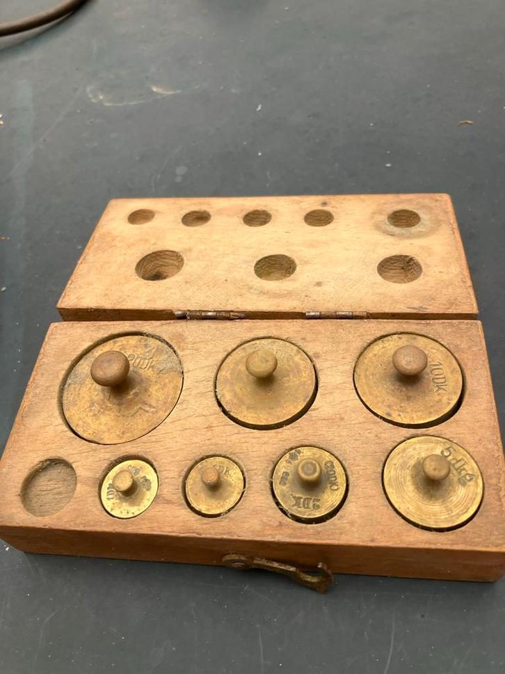 Antieke koperen gewichtjes in houten doos, Antiek en Kunst, Antiek | Gereedschap en Instrumenten, Ophalen