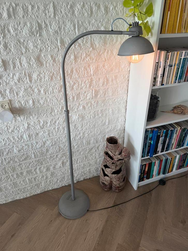 Industriële Frezoli Vloerlamp, Huis en Inrichting, Lampen | Vloerlampen, Zo goed als nieuw, 150 tot 200 cm, Metaal, Ophalen of Verzenden