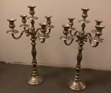 Twee grote kandelaars beschikbaar voor biedingen
