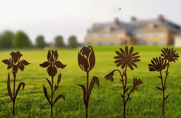 Roestkleurige metalen tuinstekers. Bloemen beschikbaar voor biedingen