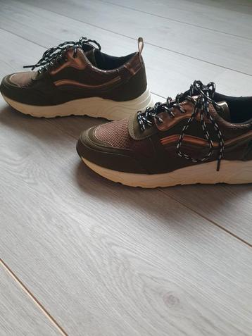 Groene sneakers beschikbaar voor biedingen