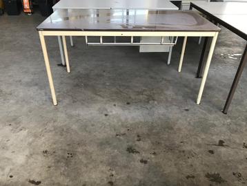 Vintage tafel met cadeaupapier houder beschikbaar voor biedingen