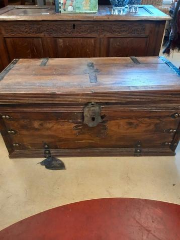 Houten kist boeken kist dekenkist.  beschikbaar voor biedingen