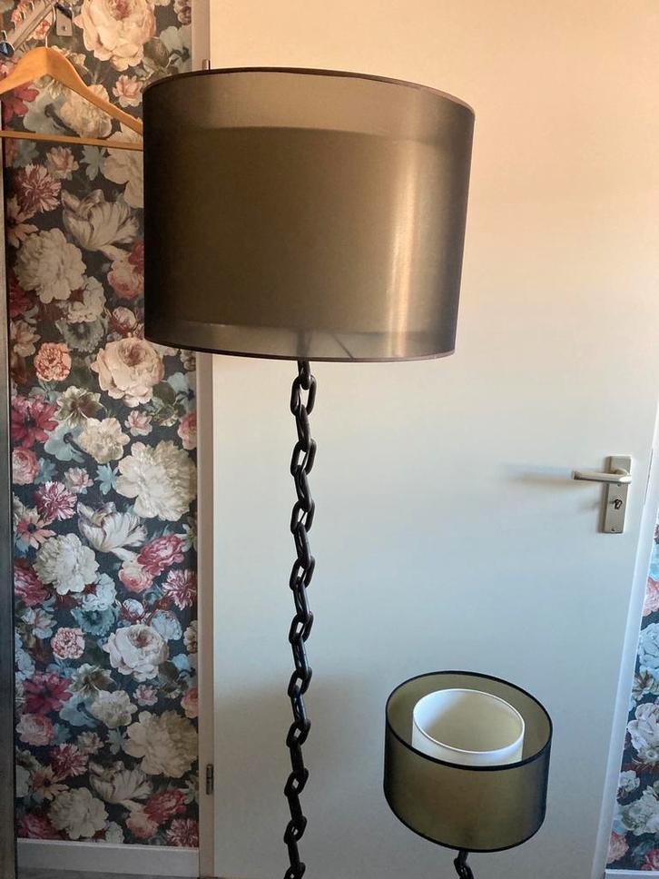 Stalen vloerlamp Vandeheg, Huis en Inrichting, Lampen | Vloerlampen, Zo goed als nieuw, 100 tot 150 cm, Metaal, Ophalen