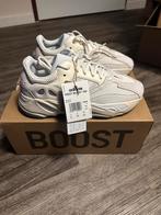Yeezy Boost 700 Analog maat 42, Kleding | Heren, Schoenen, Wit, Nieuw, Ophalen of Verzenden, Sneakers of Gympen