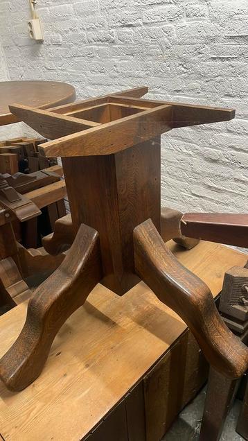 Massief eiken zware tafelpoot beschikbaar voor biedingen