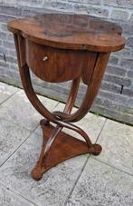 Antieke notenhouten bijzettafel, Ophalen