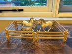 Schleich: 2 witte paarden en veulen met paddock, Ophalen of Verzenden, Zo goed als nieuw