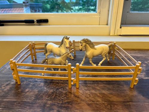 Schleich: 2 witte paarden en veulen met paddock, Verzamelen, Speelgoed, Zo goed als nieuw, Ophalen of Verzenden