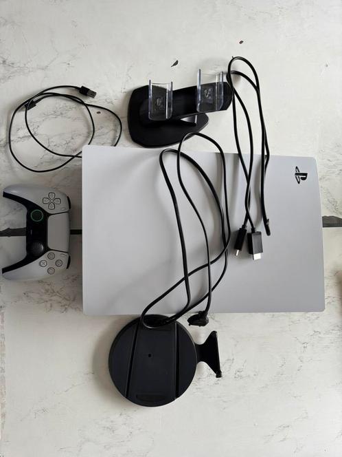 PlayStation 5 825GB+Controller+Oplaadstation+Standaard, Spelcomputers en Games, Spelcomputers | Sony PlayStation 5, Zo goed als nieuw