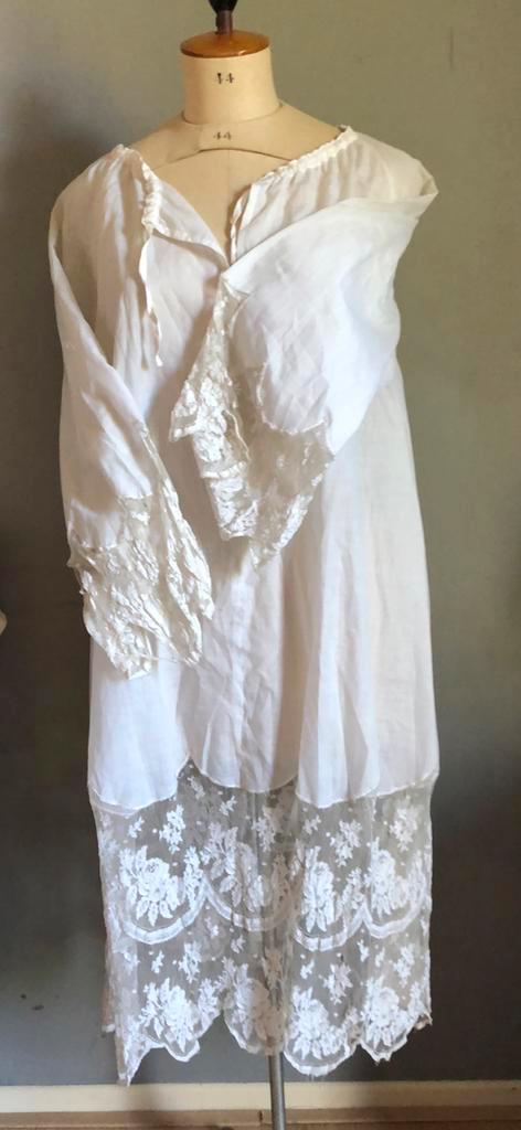 Gewaad met kant, Antiek en Kunst, Antiek | Kleding en Accessoires, Ophalen of Verzenden