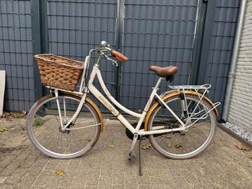 Damesfiets met mand en slot beschikbaar voor biedingen