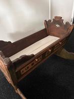 Antieke houten wieg met decoratie, Kinderen en Baby's, Babywiegjes en Ledikanten, Ophalen of Verzenden, Gebruikt, Wieg