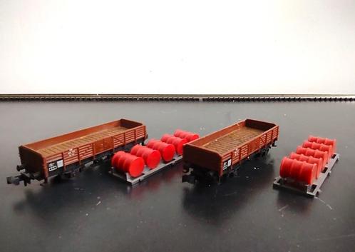 2 Trix open bakwagens met lading rode olievaten, Hobby en Vrije tijd, Modeltreinen | N-Spoor, Gebruikt, Wagon, Gelijkstroom, Trix