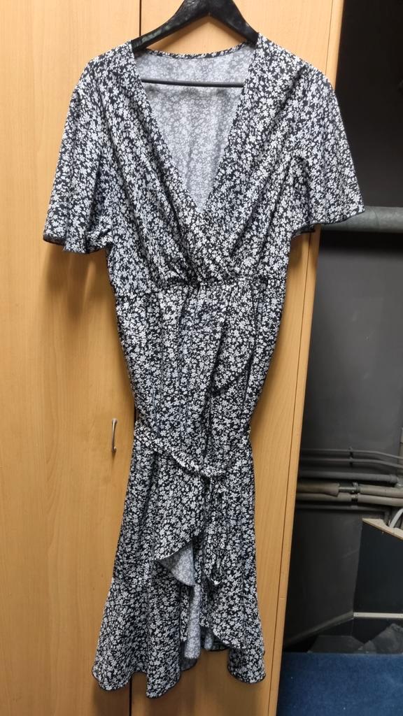 Zwart-witte Shein jurk maat 50 met ceintuur, Kleding | Dames, Jurken, Gedragen, Maat 46/48 (XL) of groter, Zwart, Onder de knie