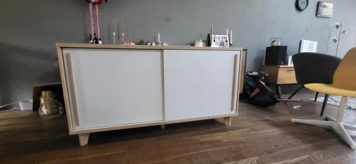 Dessoirkast met schuifdeuren in goede staat., Huis en Inrichting, Kasten | Dressoirs, Gebruikt, 100 tot 150 cm, 25 tot 50 cm, Met deur(en)