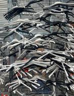 Gratis kledinghangers + wat broekhangers, Kleding | Dames, Kledinghangers, Ophalen, Gebruikt, Kunststof, Volwassenen