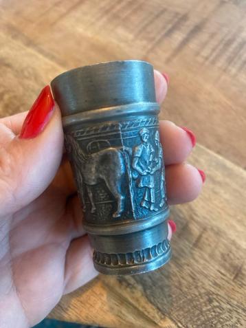 Vintage Tinnen Glaasje met Reliëf beschikbaar voor biedingen
