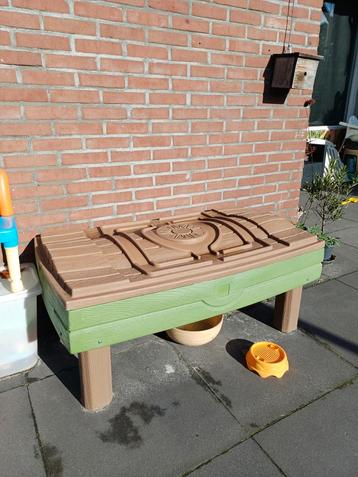 Zandtafel voor uren speelplezier! beschikbaar voor biedingen