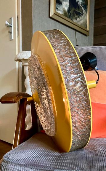 Grote jaren 60 lamp in geel metaal met glas vintage hanglamp beschikbaar voor biedingen