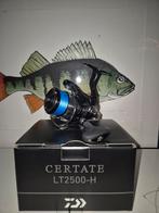 Daiwa 24 Certate LT 2500-H - Nieuw!, Ophalen of Verzenden, Zo goed als nieuw, Molen