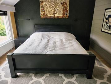 Bed met matrassen en kastjes – gratis op te halen beschikbaar voor biedingen