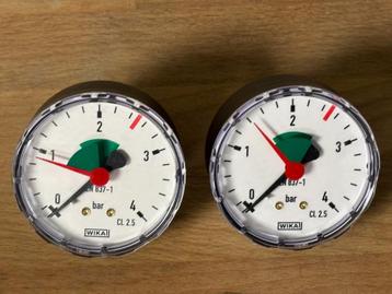 2 x Manometer 0-4 bar met achteraansluiting beschikbaar voor biedingen